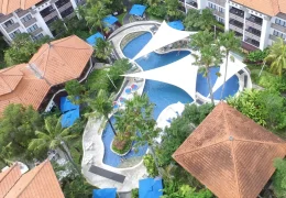 indonesie-bali-sanur-prime-plaza-suites-zwembad-uit-de-lucht-1600